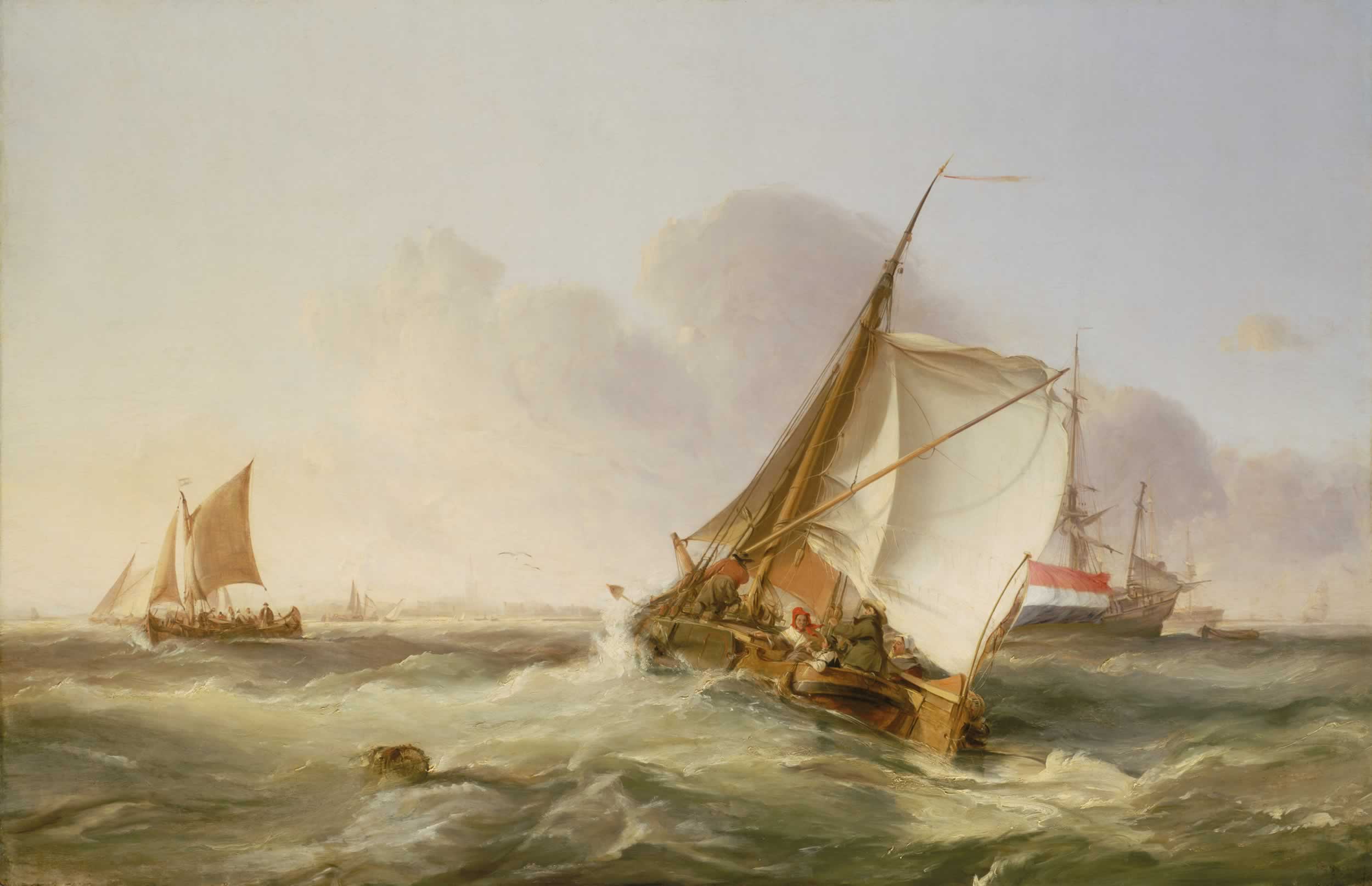 Oljemålning av litet skepp med en mast på gröna vågor, holländsk flagg. Fyra personer ombord, andra skepp syns längre bort. 