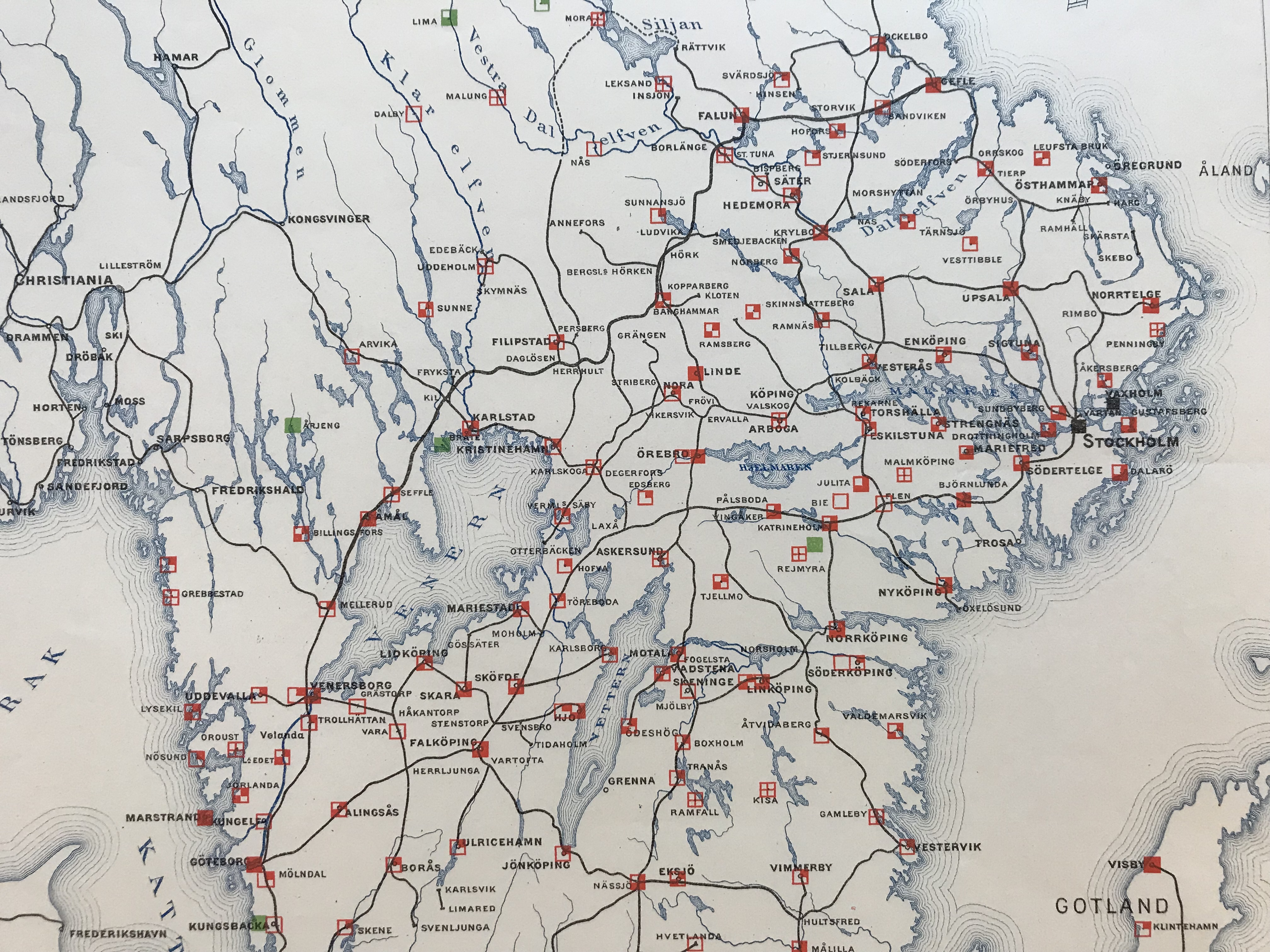 Karta över mellersta Sverige. Järnvägslinjer markerade i svart och med röda och gröna fyrkanter visas var och när olika orter drabbades av influensan.