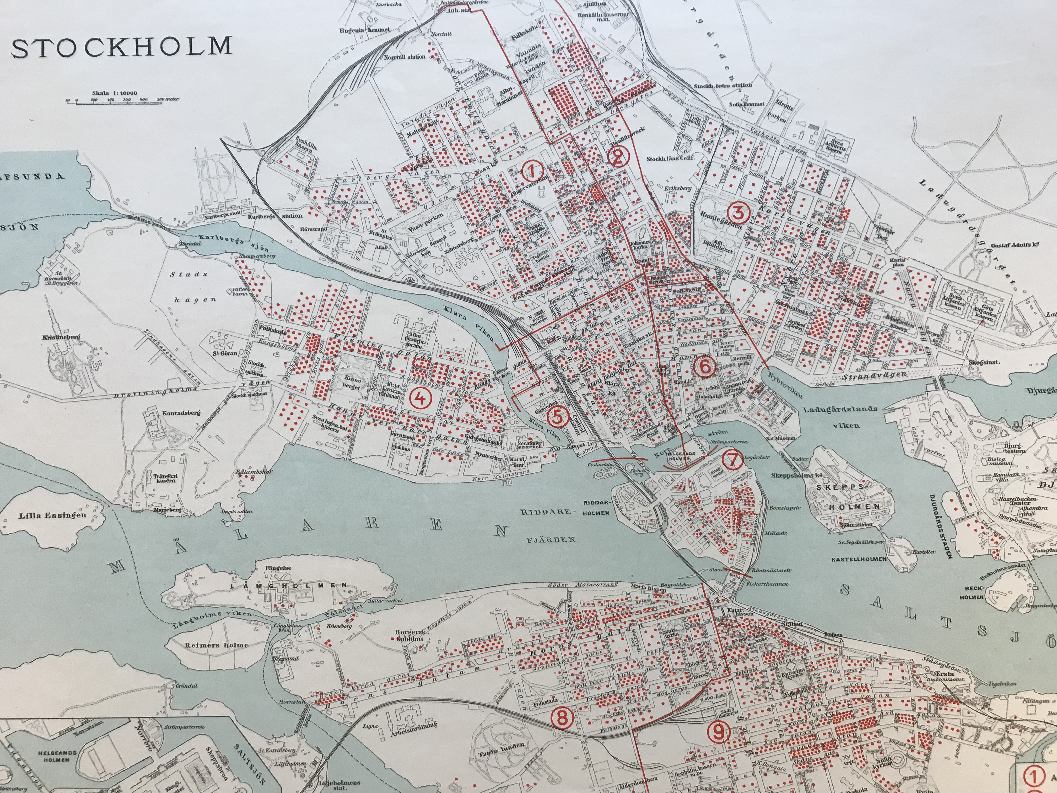 Karta över centrala Stockholm. Ett stort antal röda prickar är utspridda över alla stadsdelar.