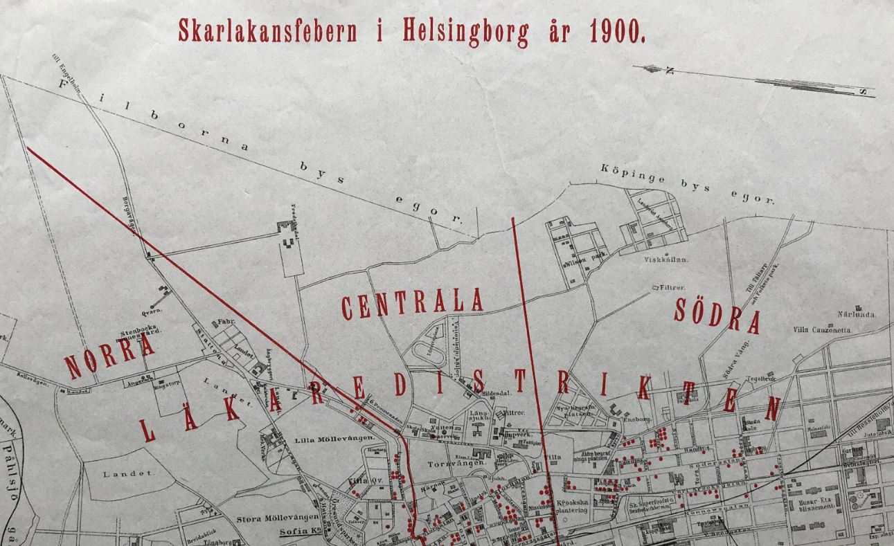 Karta över Helsingborg i svart med röda prickar i kvarteren. Kartans rubrik är: Skarlakansfebern i Helsingborg år 1900.