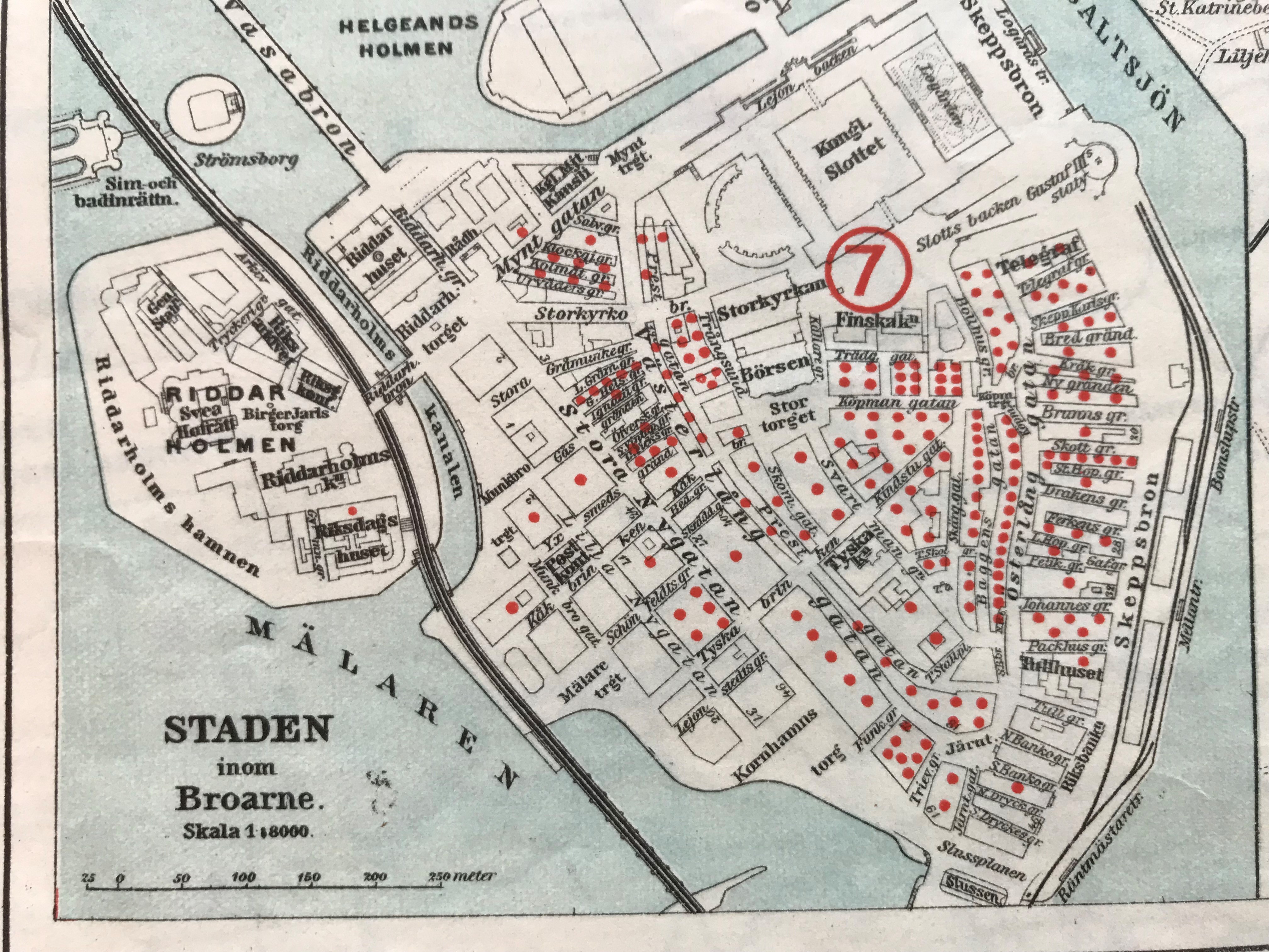 Karta över Gamla stan i Stockholm med många röda prickar i husen längst de trängre gränderna. På Riddarholmen, kring slottet och de större husen i väster finns få prickar.