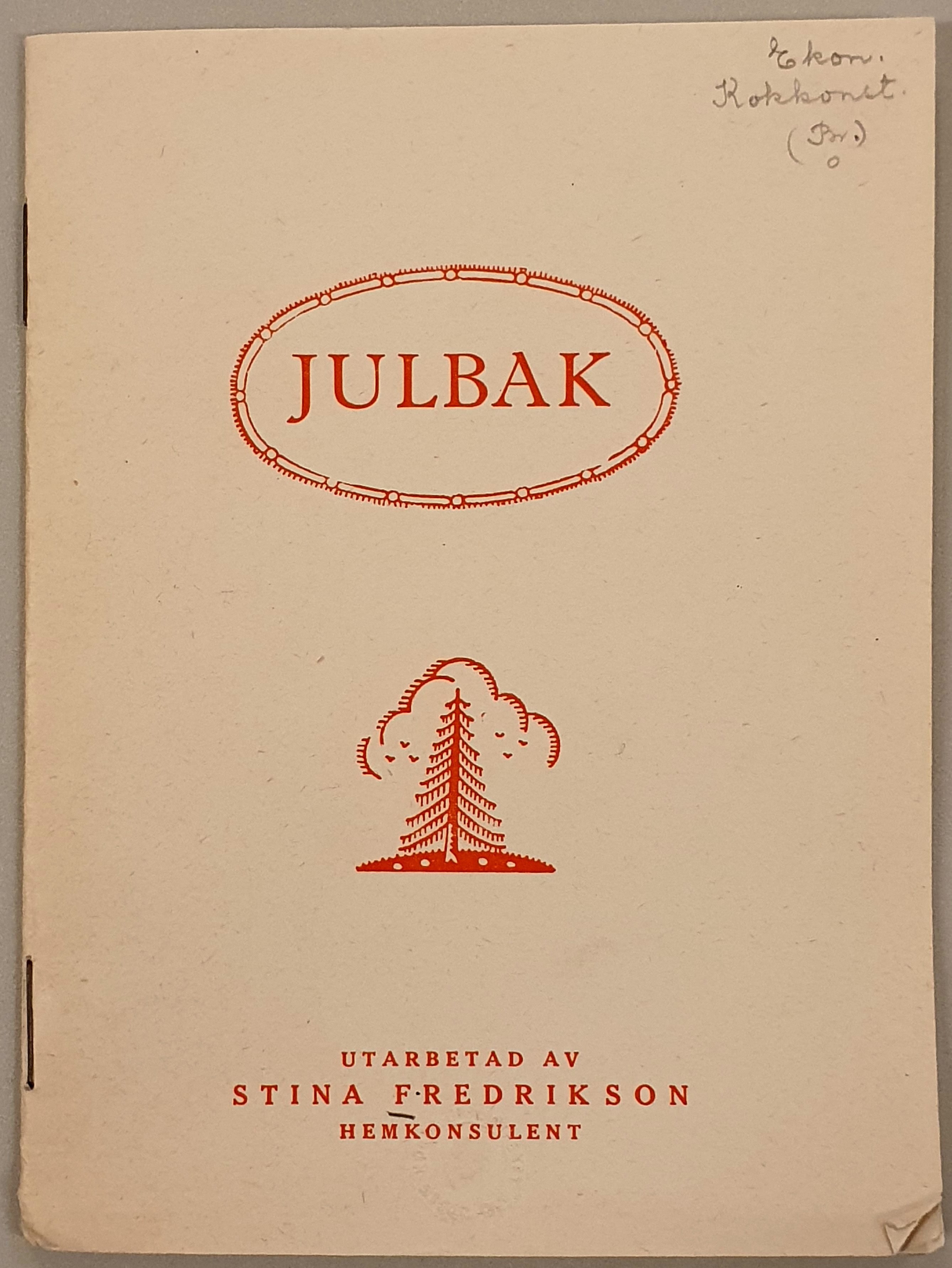 Foto av broschyr om julbak från 1923. Broschyren har vitt omslag med röd text och bild, en stiliserad gran och himmel.