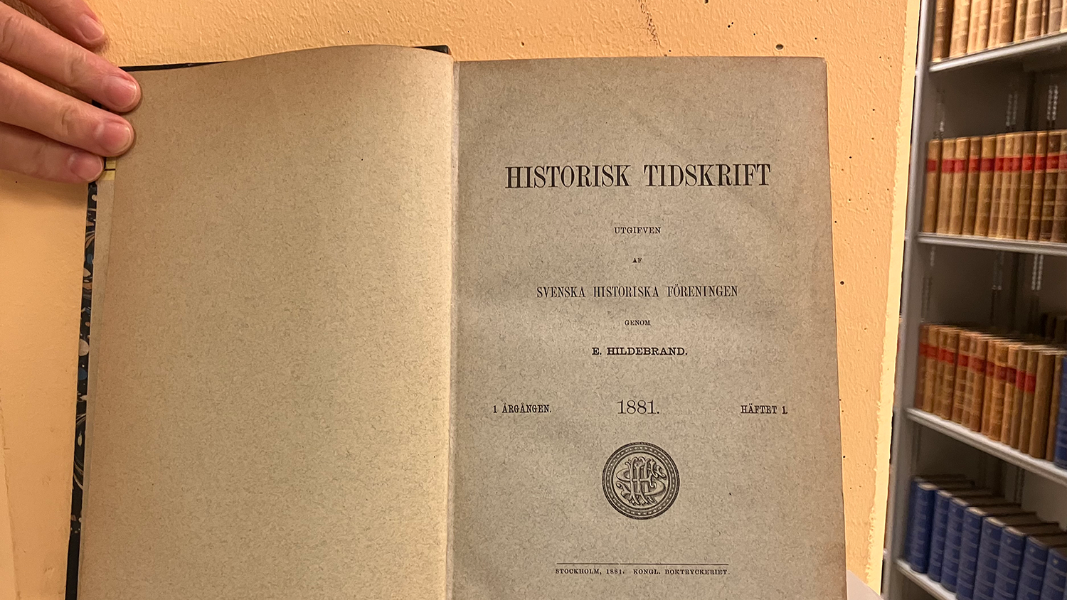 En tidskrift uppslagen på titelsidan, med texten "Historisk tidskrift".