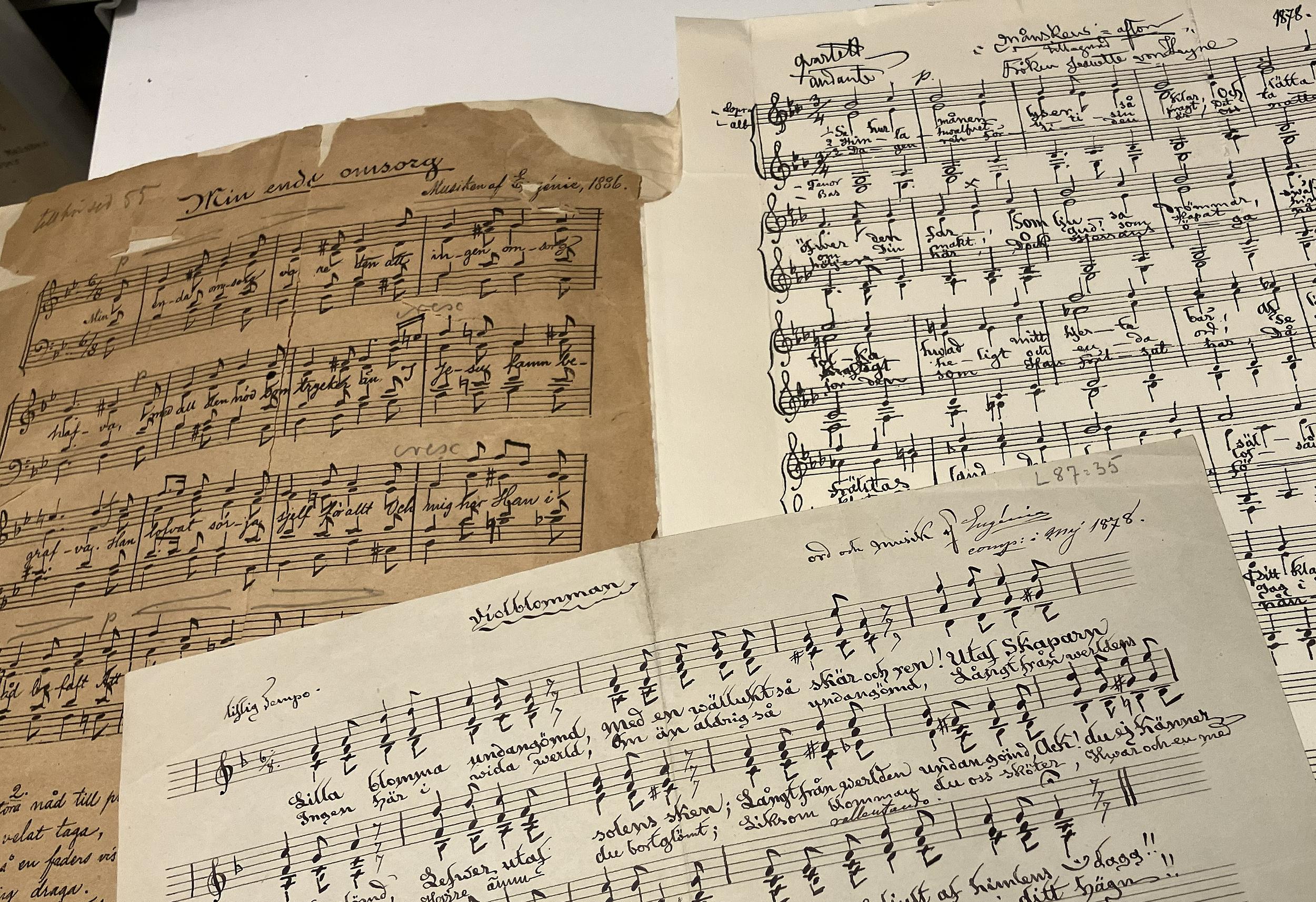 Kollagebild med tre ark handskrivna noter.