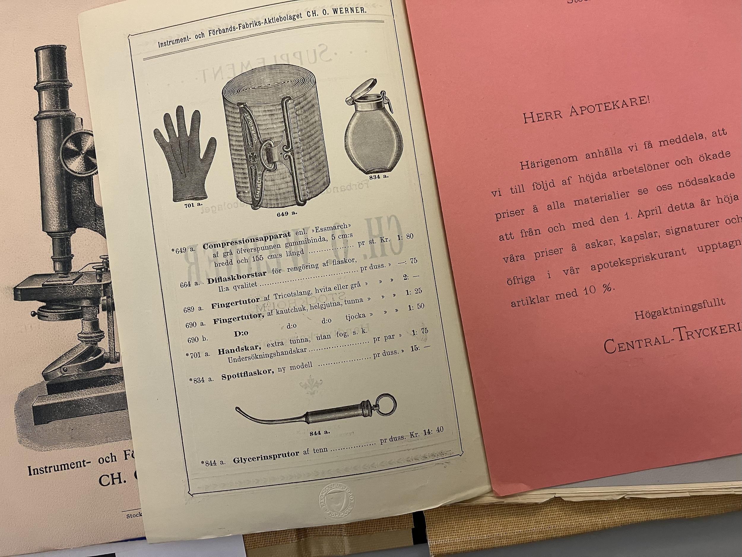 Färgfoto av tryckta kataloger och priskuranter från en kirurgisk instrumentmakare