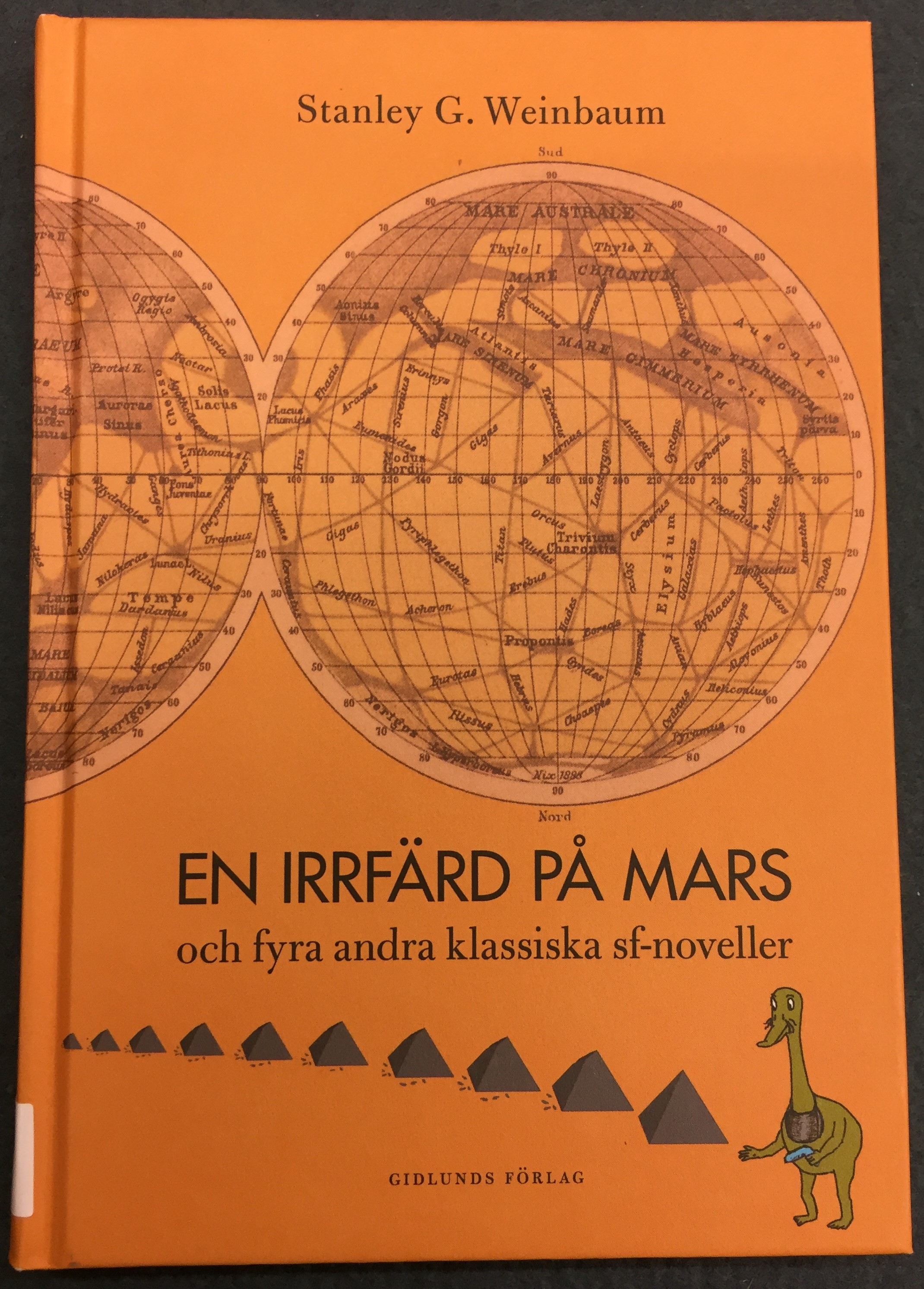 Omslag till En irrfärd på mars. Pyramider och en grön varelse under en karta över Mars mot en orange bakgrund.