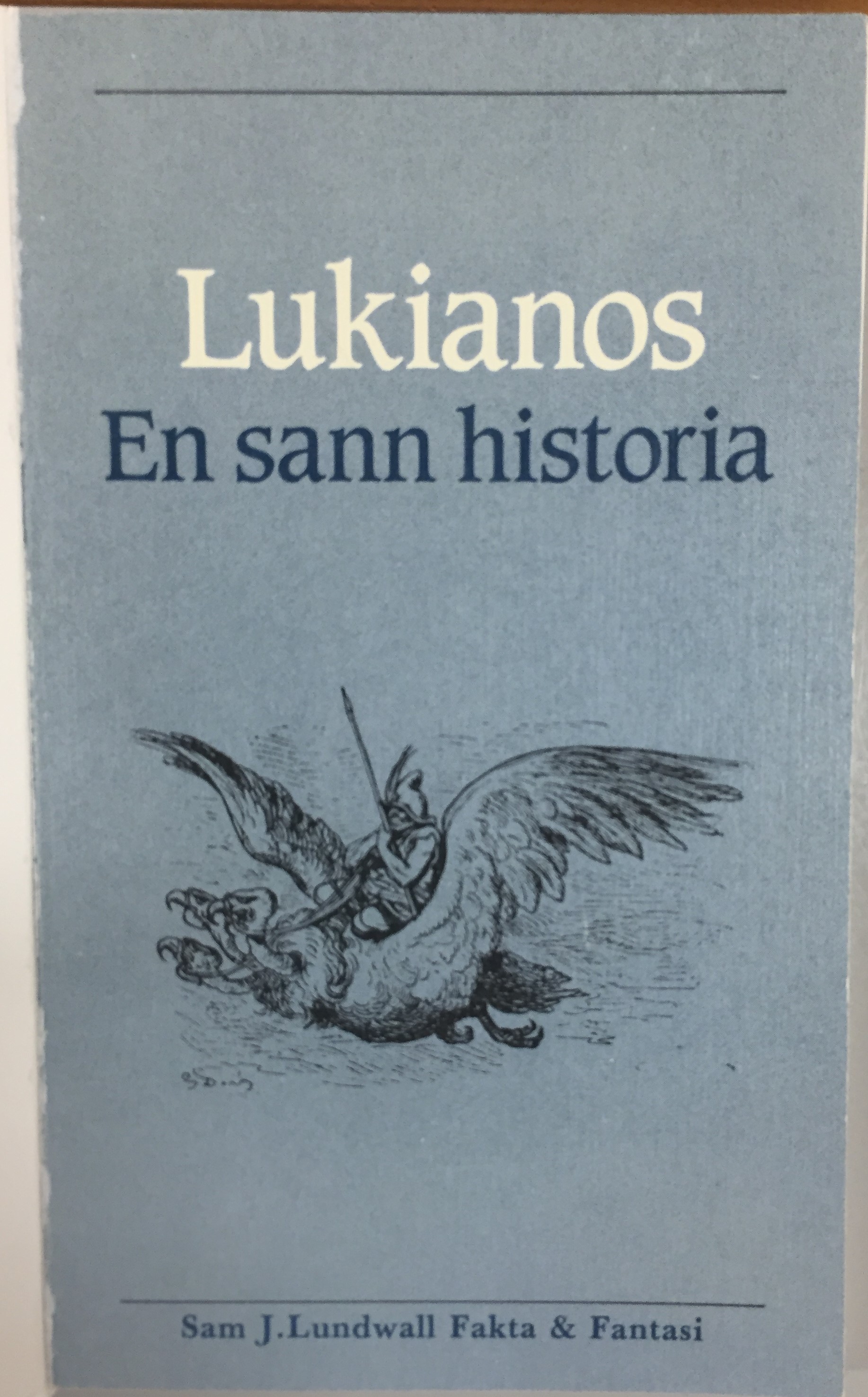 Omslag till En sann historia. En man med hjälm och spjut flyger på en trehövdad fågel.