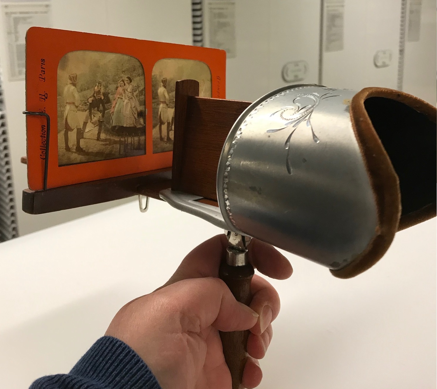 Ett stereoskop med en stereobild.