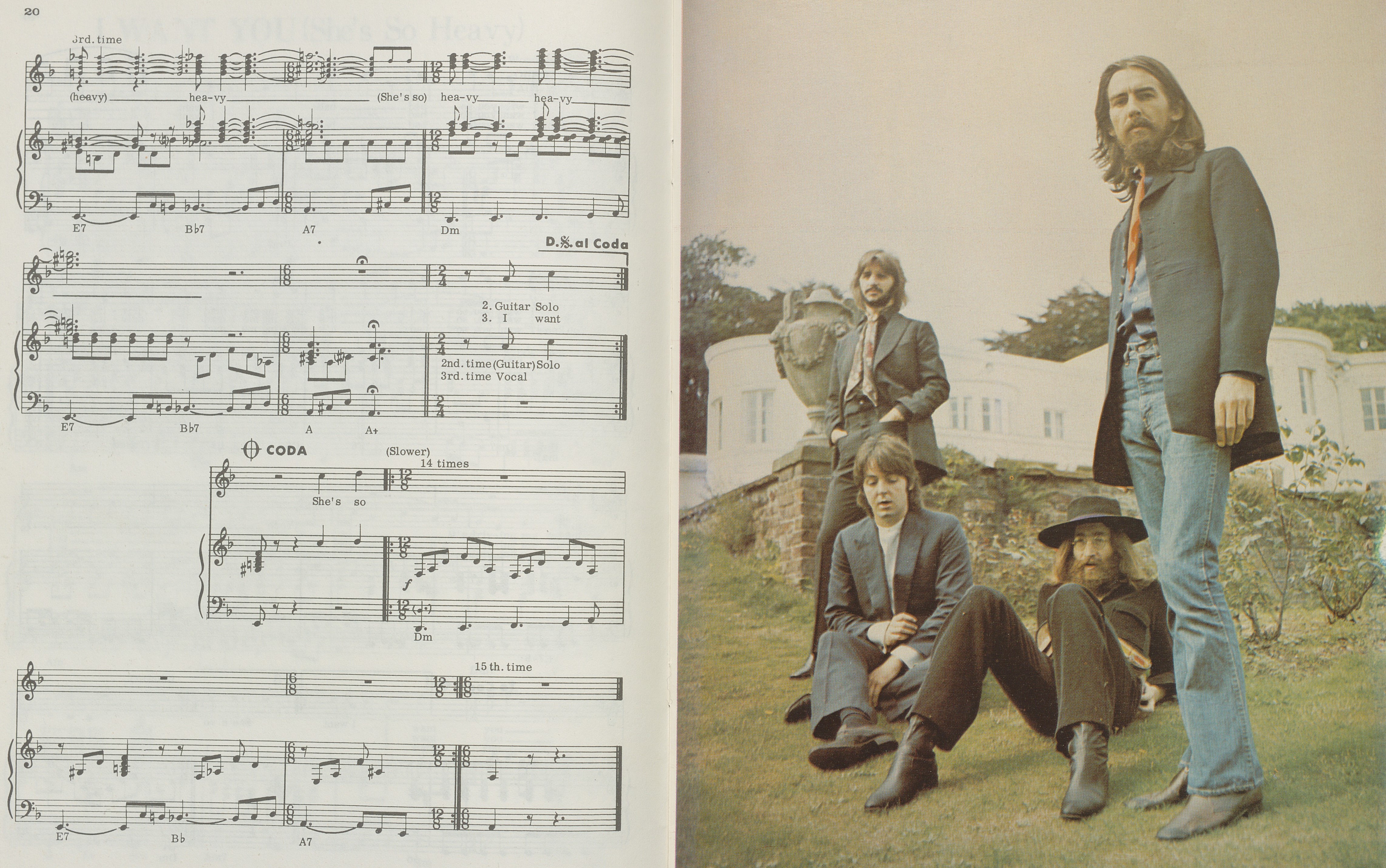 Noter till "I want you (She´s so heavy)". Bilder på kavajklädda bandmedlemmar i gräset framför ett stort vitt hus.