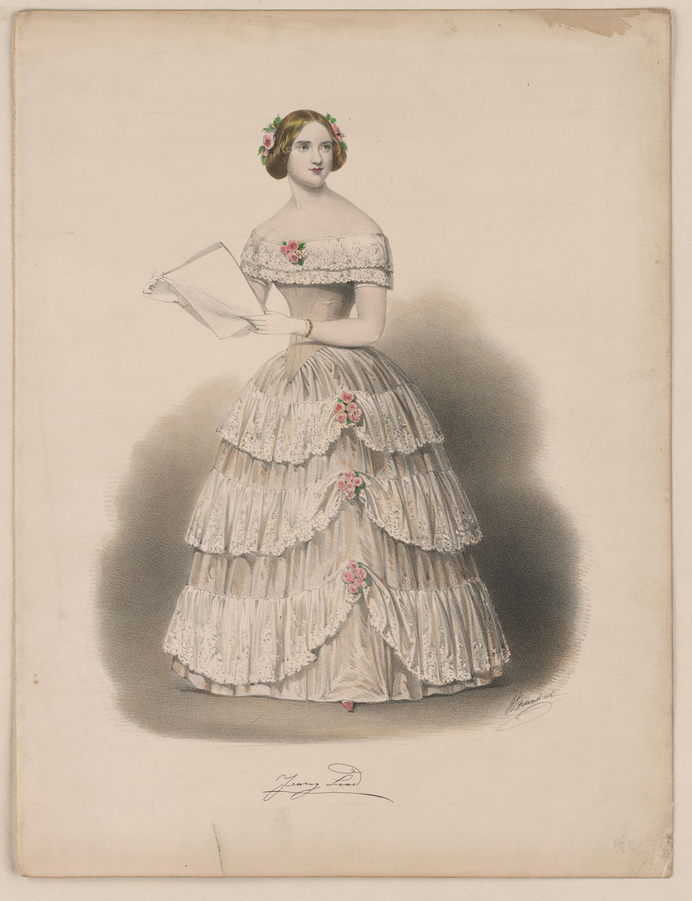 Porträtt av Jenny Lind i helfigur iklädd en romantisk volangklänning dekorerad med rosa rosor. I handen håller hon ett notblad.