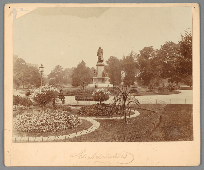 Linnéstatyn i Humlegården