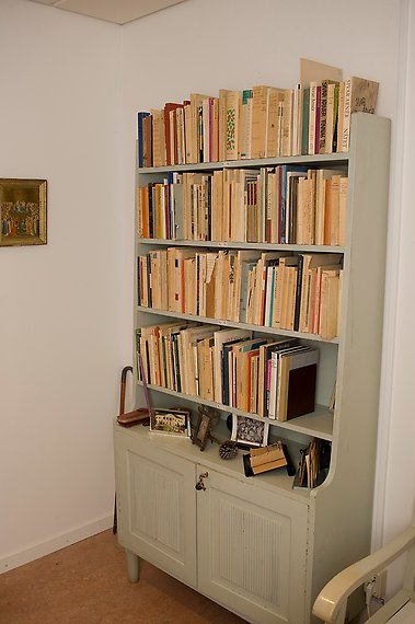 En bokhylla full med böcker.