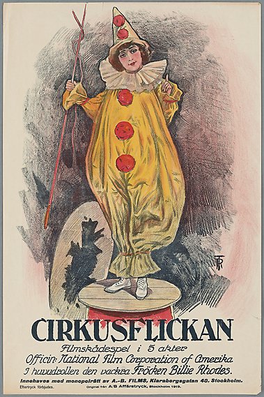 Affisch med illustration av clown på en piedestal iförd bylsig gul kostym med röda bollknappar, stor vit krage och en konformad hatt. 