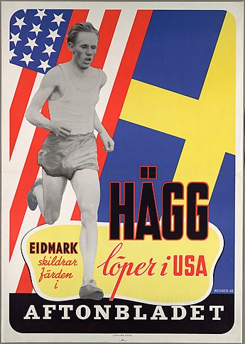 Svartvitt fotografi av en man som springer framför en svensk och en amerikansk flagga.