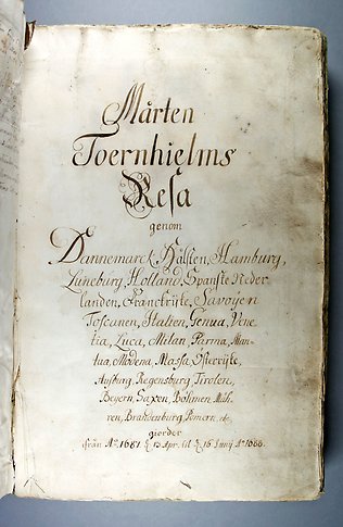 Färgfoto av titeluppslag i äldre handskriven bok. Där räknas en rad besöksmål upp under titeln Mårten Törnhielms resa, till exempel Holland och Italien.