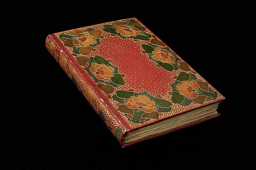 Färgglad bok med mosaikmönster.