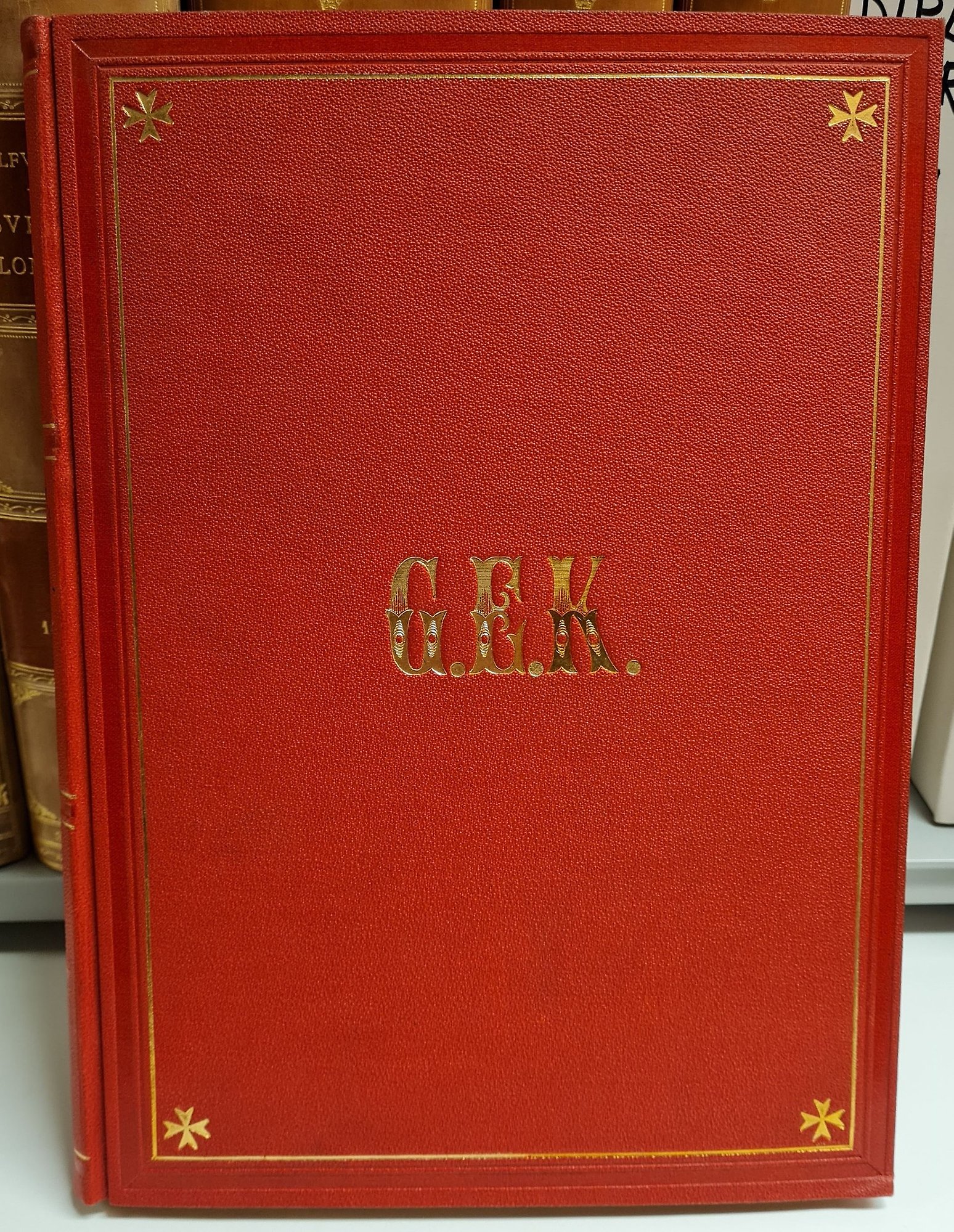 Röd bok med guldiga detaljer, tillhörde Klemming.