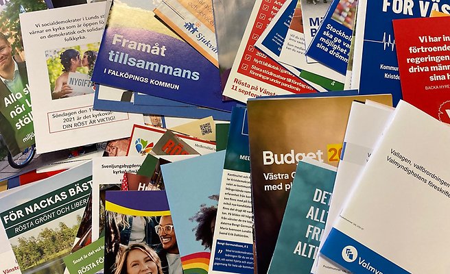 Diverse valinformation ligger på ett bord 