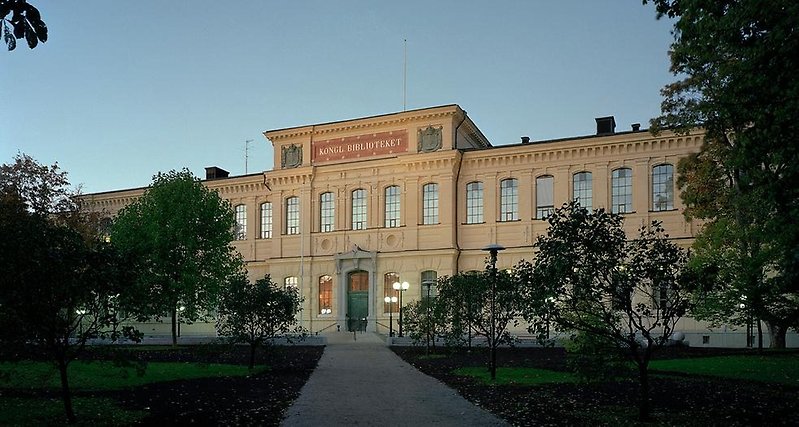 Gångväg upp till Kungliga bibliotekets entré.