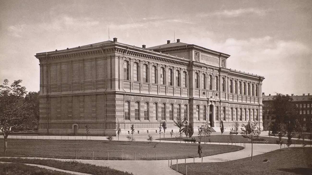 Äldre fotografi på Kungliga biblioteket i Humlegården