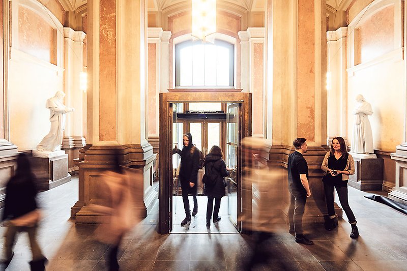 Entrén på KB i Humlegården sedd inifrån. Foto: Per & Per Fotograf AB