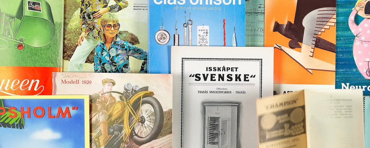 Reklamblad, broschyrer med mera ligger på varandra