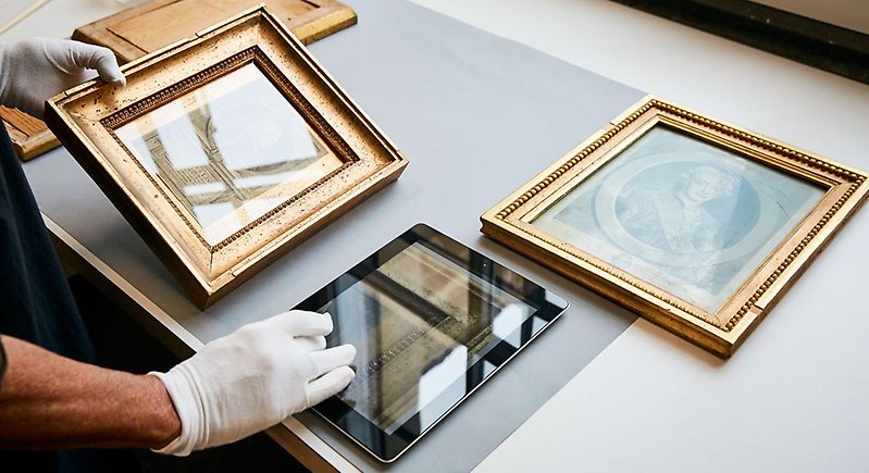 Anställd på Enheten för bevarande och nybindning hanterar nytt och gammalt material. Foto: Per & Per Fotograf AB