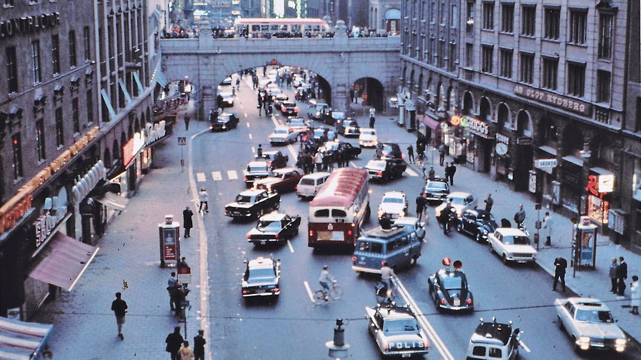 Chaos as cars try to get into the correct lane.