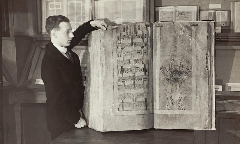 Vaktmästare Gustavsson med Codex Gigas i visningssalen på KB 1929.