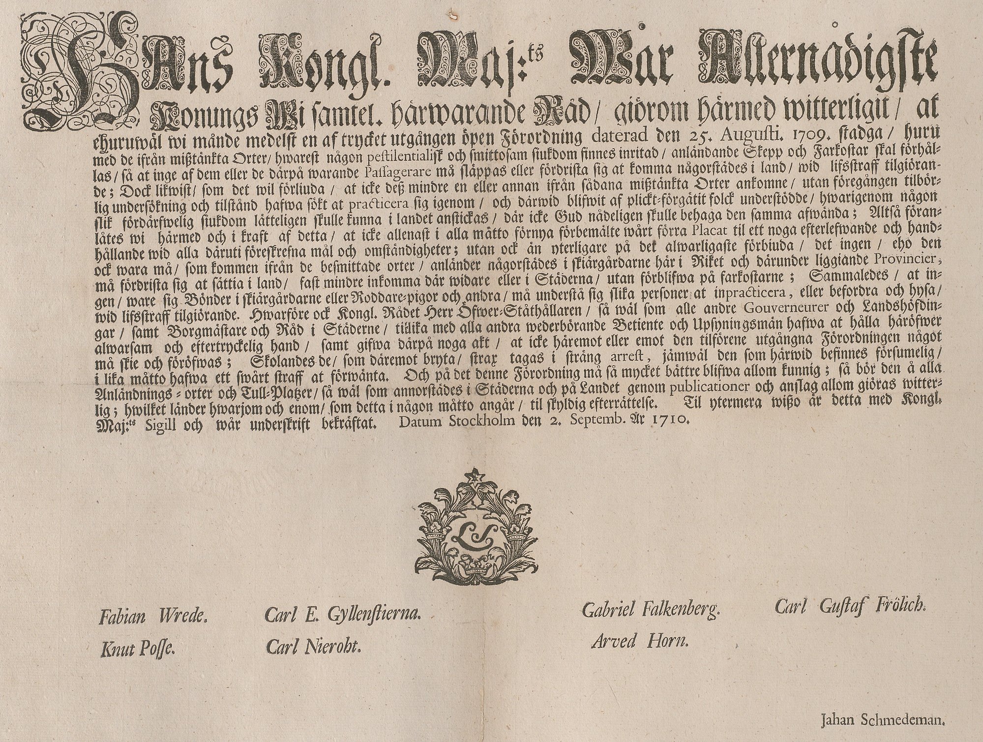 Lumppapper med text i frakturstil, gotiska bokstäver. Text: Hans kongl. maj:ts wår allernådigste konungs wi samtel. härwarande råd, giörom.