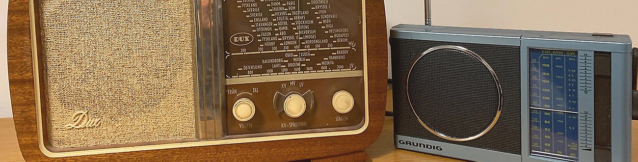 Två äldre radioapparater bredvid varandra.