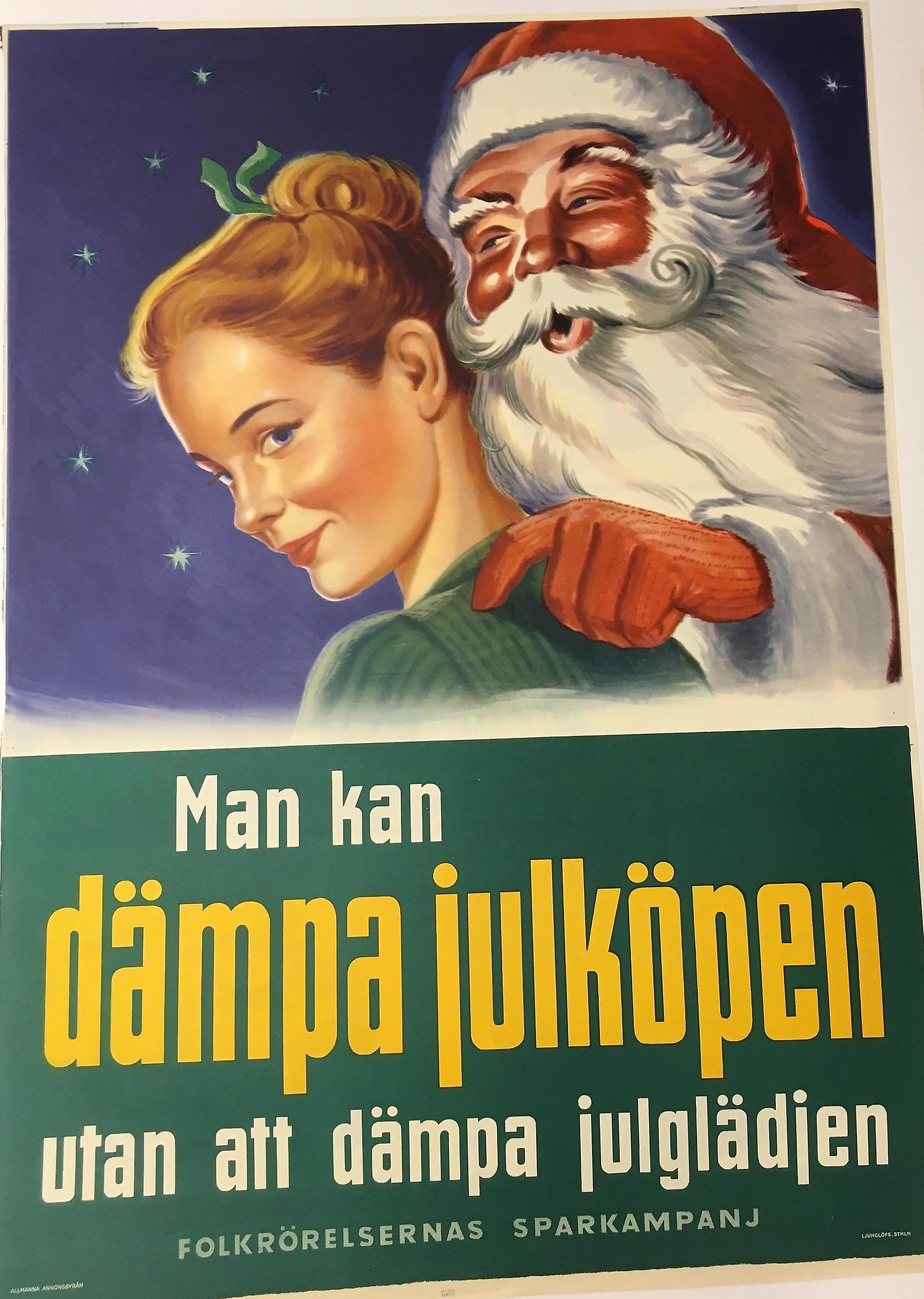 Tecknad affisch med ansikte av kvinna som har håret uppsatt i knut. Bredvid henne syns ett ansiktet på en tomte vars hand ligger på kvinnans axel. Texten lyder: Man kan dämpa julköpen utan att dämpa julglädjen. Folkrörelsernas sparkampanj.