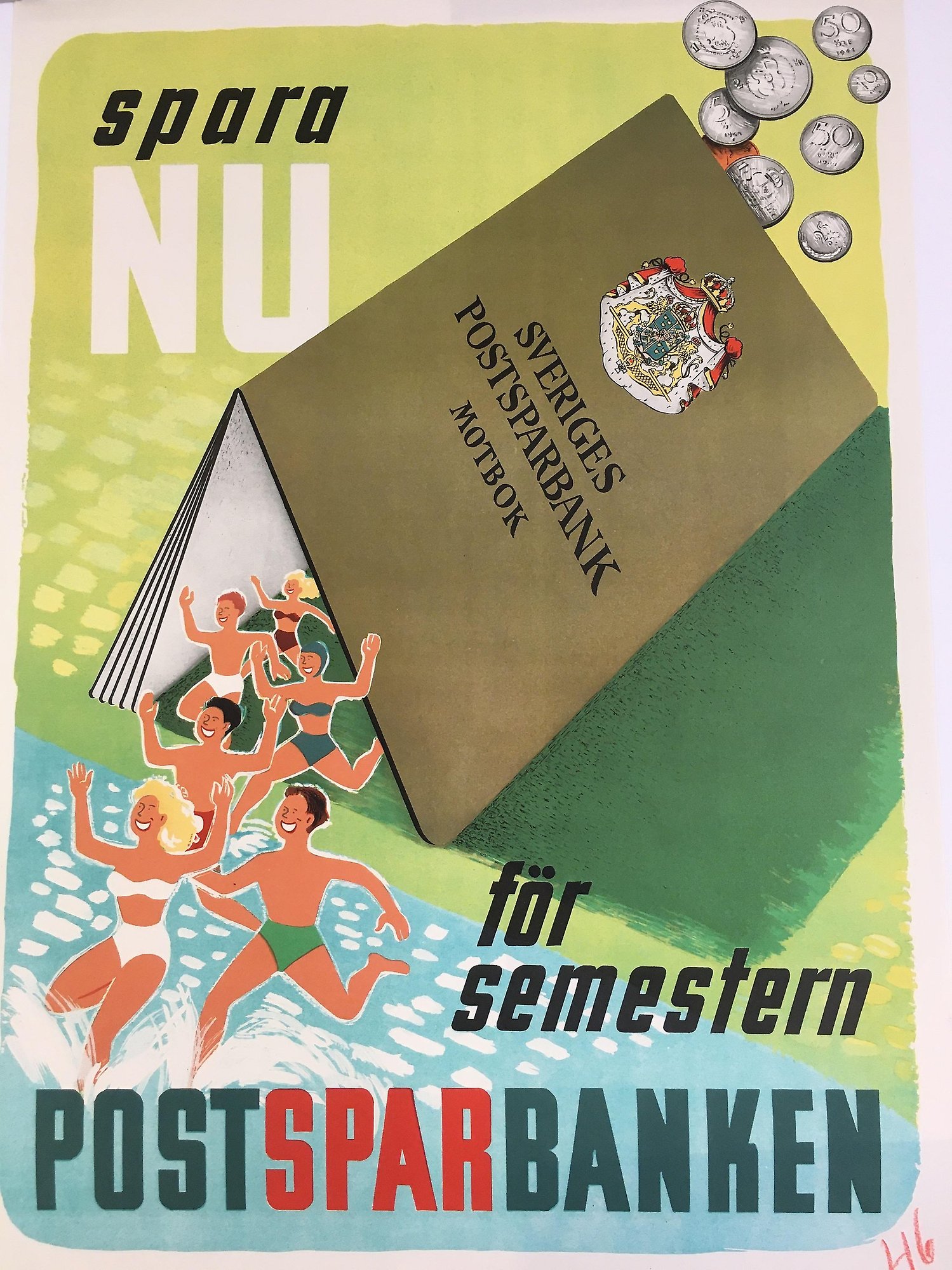 Tecknad affisch med människor i badkläder som springer ner till vattnet från en stor bok i form av ett tält. Boken är märkt Sveriges postsparbank notbok.
