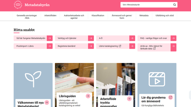Två personer framför dator. En av dem pekar på skärmen.