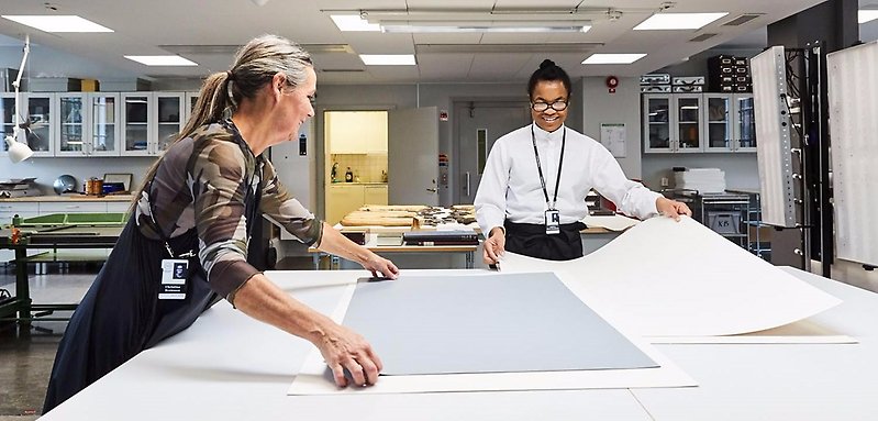 Personal på KB hanterar material.  Foto: Per & Per Fotograf AB