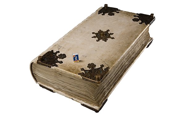 En stor vit bok med en tändsticksask som ser väldigt liten ut ovanpå. 