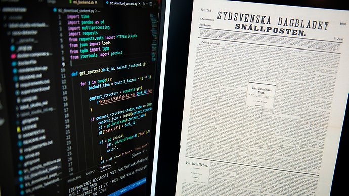 Två skärmar bredvid varandra där den ena visar en programmeringskod och den andra en tidningssida.