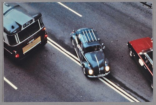 Kungsgatan klockan 05:00, söndagen den 3 september 1967 – ett av de få tillfällen då det var fullt lagligt att korsa en heldragen linje. Bo Wingård var på plats för att plåta. Hans berättelse börjar dock under mark, på tunnelbanans perronger... 