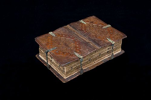 Boken är bunden i ett skinnband, dekorerat i hörn- och mittstil med sex spännen som håller ihop bandet. Foto: KB, István Borbás