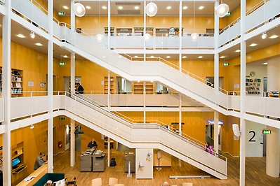 Biblioteksinteriör med trappor och bokhyllor