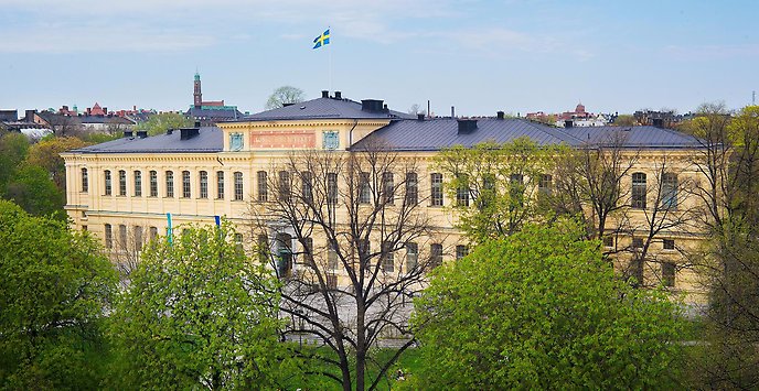 Kungliga bibliotekets gula byggnad i parken Humlegården.