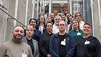 Fotografi av arton personer i KB:s annex i Humlegården.