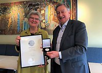 Riksbibliotekarie Gunilla Herdenberg och nationella samordnaren Erik Fichtelius när Klemmingmedaljen överlämnades 2019.