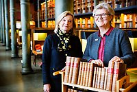 Kathrin Flossing, riksdagsdirektör vid Riksdagsförvaltningen och riksbibliotekarie Gunilla Herdenberg. Foto: Caroline Tibell