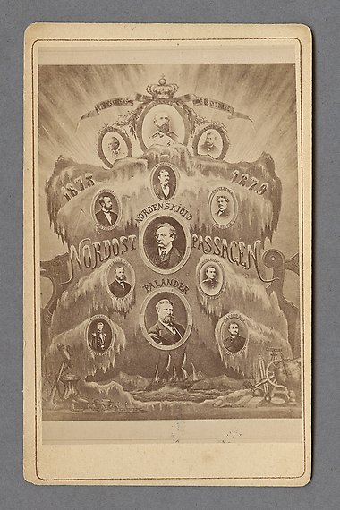 Tecknade porträtt av män omgärdade av istappar. Förutom männens namn syns texten &quot;1878 - 1879 Nordostpassagen&quot;.