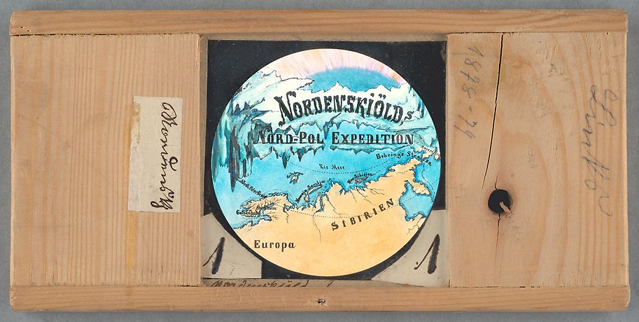 Målning fäst i träram. Den föreställer en karta över Nordpolen i färg och innehåller även texten &quot;Nordenskiölds Nord-pol expedition&quot;.