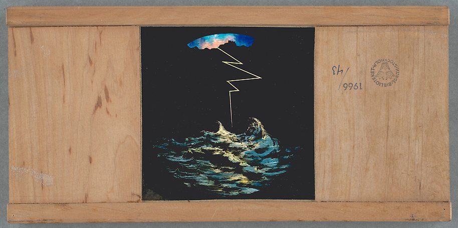 Målning fäst i träram. Stiliserad blixt mot svart himmel slår ner i upplyst hav. Ovanför syns moln.