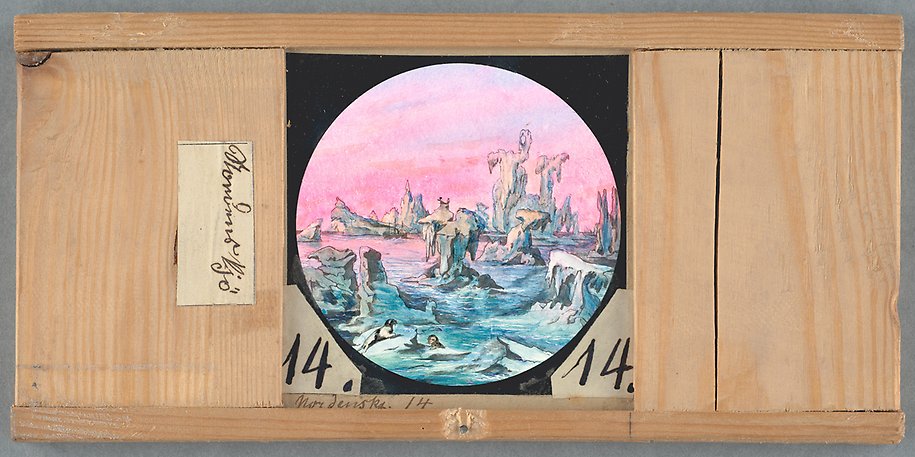 Målning fäst i träram. Skepp i islandskap mot rosablå himmel. I förgrunden syns några sälar på ett isblock.