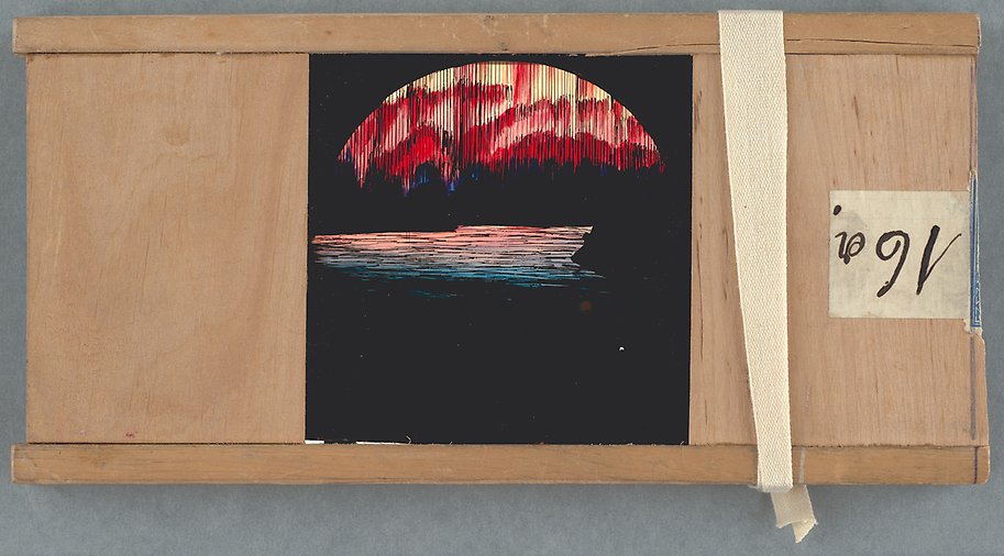 Målning fäst i träram. Rött norrsken som speglas i havet.