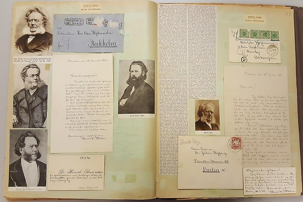 Uppslag ur klippalbum med porträtt av artiklar om Henrik Ibsen, samt flera handskrivna dokument med hans namnteckning.